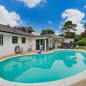 Poolside With Fire Pit Fun And King Holiday home